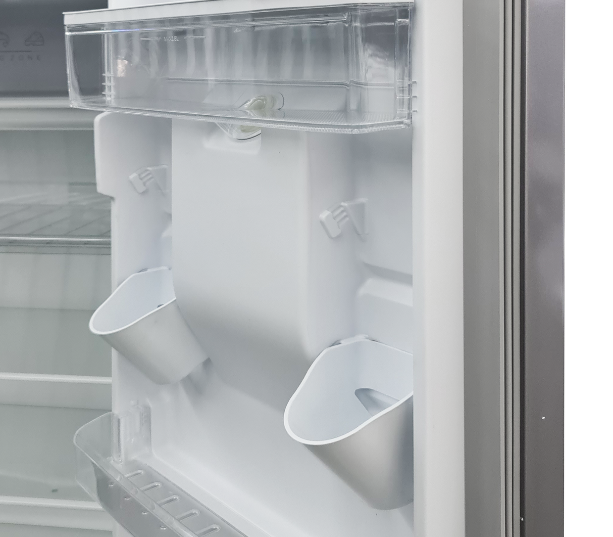 Nevera Single Door 6.6 pies con escarcha y dispensador gris Frigilux